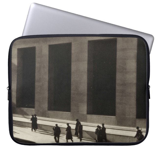 Wall Street (door Paul Strand, 1915) Laptop Sleeve (Voorkant)