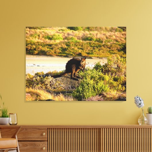 Wallaby aan de Riverside Canvas Afdruk (Insitu (Woonkamer))