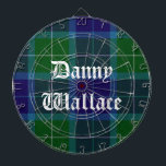 Wallace Tartan Pset Custom Dart Board Dartbord<br><div class="desc">Geweldig uitziend aangepast dartbord gemaakt in de traditionele blauwe, groene en witte Wallace Scottish tartan plaid. De witte oude tekst van de wereldstijl is klaar om voor zich of als geweldig cadeauidee te personaliseren.</div>