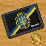 Wallet Oekraïne, Patriottische Mode van de Oekraïe Drievoud Portemonnee<br><div class="desc">Een portemonnee voor de mode van Patriottisch Oekraïne met de Oekraïense vlag en het Oekraïense embleem op zwarte achtergrond.</div>