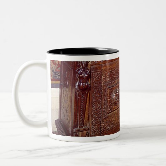 Walnut Sideboard, Lyonnais School Tweekleurige Koffiemok (Links)