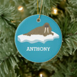 Walrus op een Iceberg Illustration Personalized Keramisch Ornament<br><div class="desc">Creëer een gave persoonlijke gave voor iemand die van walrussen houdt. Deze kerstversiering heeft een illustratie van een walrus die op een stuk ijs of ijsberg drijft. De realistische stijlillustratie van de walrus is bruin tegen een turkooisblauwe achtergrond. Het is klaar om met een naam of andere tekst onder grafisch...</div>