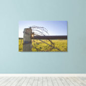 Walsdraad opgerold op fencerow nabij canvas afdruk (Insitu (Houten vloer))