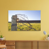 Walsdraad opgerold op fencerow nabij canvas afdruk (Insitu (Woonkamer))