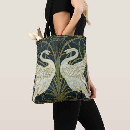 Walter Crane Swan & Rush en Iris Victoriaans  Tote Bag (Dichtbij)