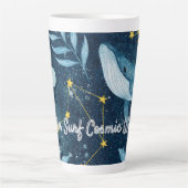 Walvissen Surfen op Kosmische Golven Blauwe Conste Latte Mok (Voorkant)