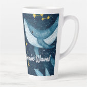 Walvissen Surfen op Kosmische Golven Blauwe Conste Latte Mok (Rechts)