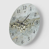 Wand van beton, gekraakt, met kleine stenen grote klok (Hoek)