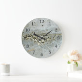 Wand van beton, gekraakt, met kleine stenen grote klok (Huis)