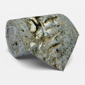 Wand van beton, gekraakt, met kleine stenen stropdas (Opgerold)