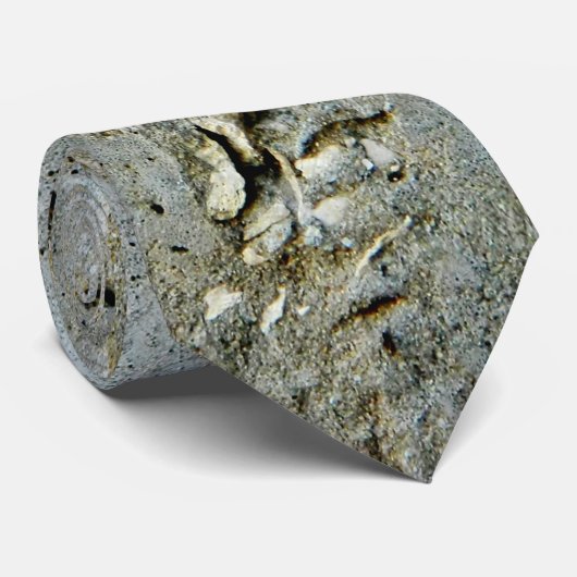 Wand van beton, gekraakt, met kleine stenen stropdas (Opgerold)