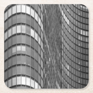 Wand van modern staal- en glasgordijn kartonnen onderzetters