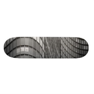 Wand van modern staal- en glasgordijn persoonlijk skateboard