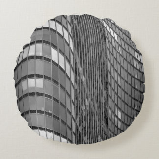 Wand van modern staal- en glasgordijn rond kussen