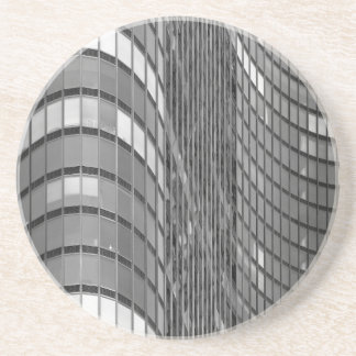 Wand van modern staal- en glasgordijn zandsteen onderzetter