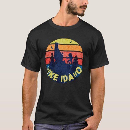 Wandelaar Gear Hike Idaho met een retro zonsonderg T-shirt (Voorkant)