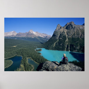 Wandelaar met uitzicht op turkooiskleurig meer poster