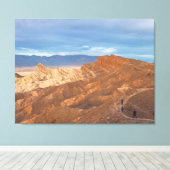 Wandelaars op Desert Mountain Canvas Afdruk (Insitu (Houten vloer))