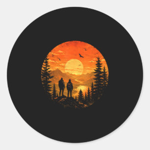 Wandelaars zonsondergang bergmeer backpacken trekt ronde sticker