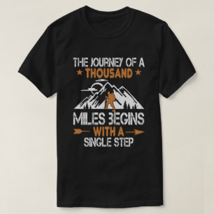 Wandelaarscadeau De reis van duizend mijlen begint T-shirt