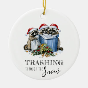 Wandelen door de sneeuwwasberen tijdens de kerst keramisch ornament