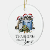 Wandelen door de sneeuwwasberen tijdens de kerst keramisch ornament (Links)