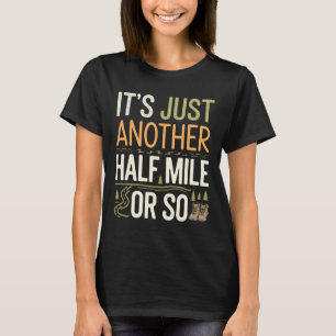 Wandelen in de bergen Grappig het is nog maar een T-shirt