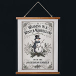 Wandelen in een Winter Wonderland Snowman Hangend Wandkleed<br><div class="desc">Deze schattige  boerderij sneeuwman ontwerp verspreidt vakantie juichen.</div>