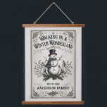 Wandelen in een Winter Wonderland Snowman Hangend Wandkleed<br><div class="desc">Deze schattige  boerderij sneeuwman ontwerp verspreidt vakantie juichen.</div>