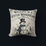 Wandelen in een Winter Wonderland Snowman Kussen<br><div class="desc">Deze schattige  boerderij sneeuwman ontwerp verspreidt vakantie juichen.</div>