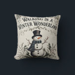 Wandelen in een Winter Wonderland Snowman Kussen<br><div class="desc">Deze schattige  boerderij sneeuwman ontwerp verspreidt vakantie juichen.</div>