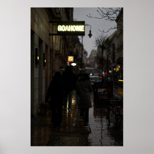 Wandelen op een regenachtige avond poster