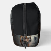 Wandelen Oude zwarte en oranje tijger surrealistis Toilettasje (Rechts)