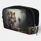 Wandelen Oude zwarte en oranje tijger surrealistis Toilettasje (Rechterhoek)