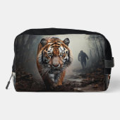 Wandelen Oude zwarte en oranje tijger surrealistis Toilettasje (Achterkant)