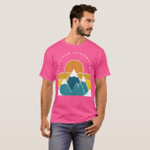 Wandelend zoeken naar avontuurlijke Retrobergen in T-shirt (Voorkant volledig)