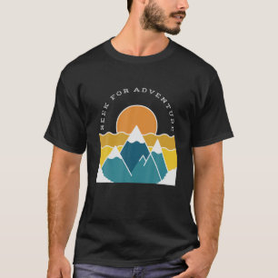 Wandelend zoeken naar avontuurlijke Retrobergen in T-shirt