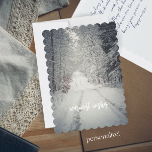 Wandeling door een besneeuwd winterbos feestdagenkaart