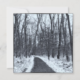 Wandeling in vintage stijl door besneeuwd bos in d notitiekaartje