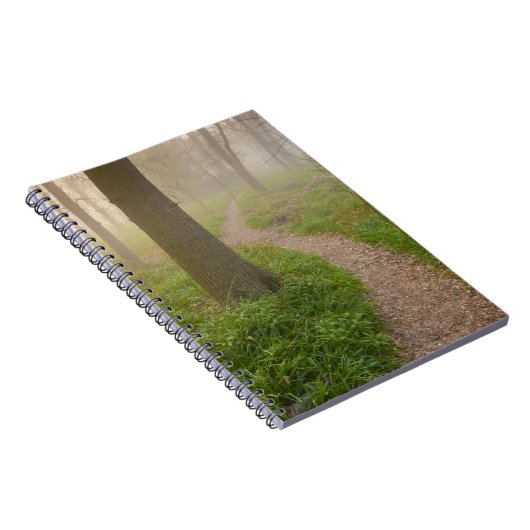 Wandelpad dat leidt naar een bosnotitieboekje notitieboek (Rechterzijde)