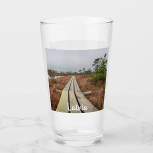 Wandelpad in moeras glas