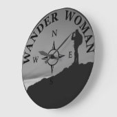 wander vrouw wandelend grote klok (Hoek)