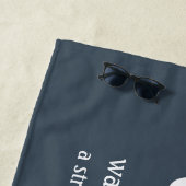 Wanderlust-definitie witte grijze blauwe kleur strandlaken (In situ)