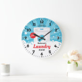 wandklok in de waskamer (Huis)