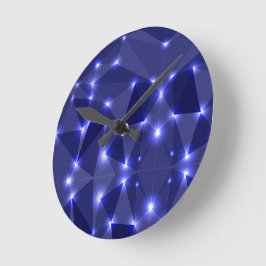 Wandklok met een blauw low-poly ontwerp en wit
