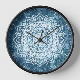 Wandklok met Mandala ornament op donker blauwgroen