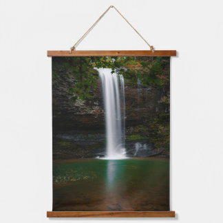 Wandtapijten met serene waterval in weelderig bos hangend wandkleed