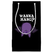Wanna Hang Funny Animal Bat Pun Dark BG Klein Cadeauzakje (Voorkant)