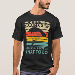 Wanneer de deur opent, weet je wat je moet doen. t-shirt