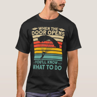 Wanneer de deur opent, weet je wat je moet doen. t-shirt